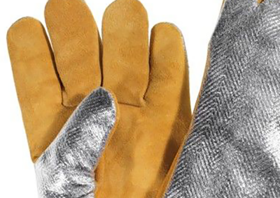 Gloves aluminized in crust