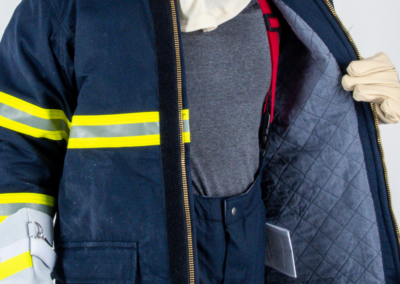 Tuletõrjuja rõivaste jakk üle pükstega