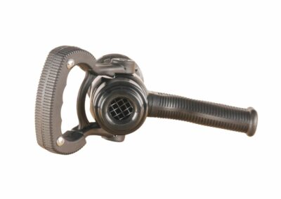 lance incendie EUROJET à débit variable. Portée jet 55m@7bar . Ergot surélevé pour des zones à visibilité limité. Bonne prise en main du produit. Facile à utiliser