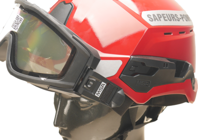 Vue latérale du casque GALLET F2XR conçu pour les interventions en milieu forestier et urbain. Équipé d'une visière de protection et d'une finition robuste, il garantit confort et sécurité pour les sapeurs-pompiers.