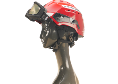 Le casque GALLET F2XR met en avant ses caractéristiques innovantes : visière ajustable, attaches solides et structure résistante aux environnements difficiles. Un équipement essentiel pour les pompiers modernes