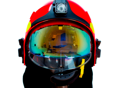 Casque de pompier NEO Type F1 en finition blanche, conçu pour les interventions en milieu urbain.