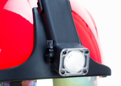 Lampe frontale intégrée sur casque de pompier